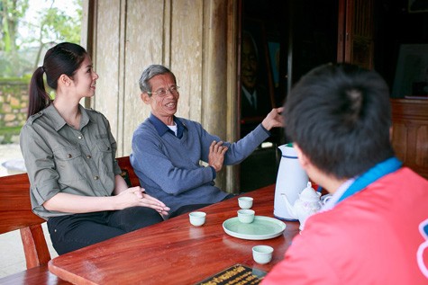 Sau khi trao quà cho người dân, đoàn từ thiện đã đến dâng hương tại ngôi nhà tuổi thơ của Đại tướng Võ Nguyên Giáp ở thôn An Xá, xã Lộc Thủy.